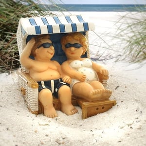 Figur 'Urlauberpaar' im Strandkorb - weiss/blau
