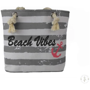 Ein trendiger XS-Shopper „Beach Vibes“ Maritim Streifen Anker mit grau-weißen horizontalen Streifen zeigt den Text „Beach Vibes“ in Schwarz und eine rote Ankergrafik. Er verfügt über Seilgriffe, die an Metallösen geknotet sind, perfekt für einen stilvollen Strand- oder Freizeitausflug.