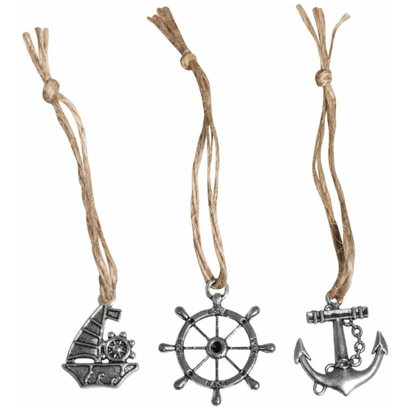 Drei Metallanhänger mit nautischem Motiv und Jutekordel Maritim hängen an einer braunen Schnur. Von links nach rechts zeigen sie ein Segelboot, ein Steuerrad und einen Anker. Jedes Ornament ist aufwendig gestaltet und mit einem einfachen Knoten an der Spitze der Schnur gebunden.