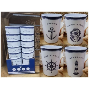 Eine Auswahl weißer Keramikbecher mit marineblauen nautischen Motiven. Zu den Motiven gehören ein Anker, ein Taucherhelm, ein Steuerrad und ein Leuchtturm. Einige Becher sind in einer blauen Box mit der Aufschrift „Excellent Houseware“ gestapelt, während andere Melaminbecher mit verschiedenen Motiven ca. 7 x 11 cm einzeln gezeigt werden.