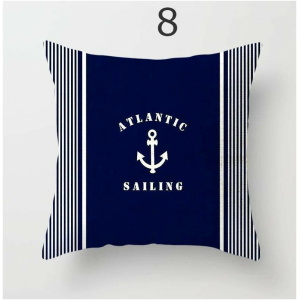 Ein marineblaues Kissen mit vertikalen weißen Streifen an jeder Kante. Die Schicke Kissenbezüge mit maritimen Motiven zeigen in der Mitte einen weißen Anker mit dem darüber und darunter geschwungenen Text „ATLANTIC SAILING“. Oben im Bild ist die Zahl „8“ zu sehen.