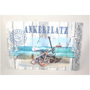 Ein dekoratives Schild aus verwittertem Holz trägt oben das Wort „ANKERPLATZ“. Das Design umfasst einen Anker, Muscheln, Vögel und ein entferntes rotes Schiff auf dem Meer. Eine kleine maritim gestaltete Platzdecke mit verschiedenen Motiven (43 x 28 cm) verleiht dem Küstenthema Charme. Das Schild hat einen Stempel mit der Aufschrift „ANKERPLATZ DEUTSCHLAND“.