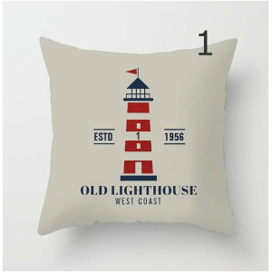 Ein cremefarbenes quadratisches Kissen mit der Abbildung eines rot-weiß gestreiften Leuchtturms. Der Text um den Leuchtturm herum lautet „ESTD 1956“ und „OLD LIGHTHOUSE WEST COAST“. Die Nummer „1“ ist in der oberen rechten Ecke dieser eleganten Schicke Kissenbezüge mit maritimen Motiven aufgedruckt.