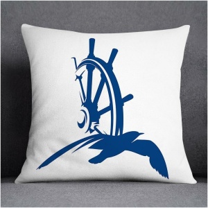 Ein Kissenbezüge mit maritimen Motiven mit einem blauen Silhouettendesign mit einem maritimen Motiv eines Schiffssteuerrads und einem fliegenden Vogel schräg über der unteren Hälfte. Das Kissen liegt auf einem grauen Sofa.