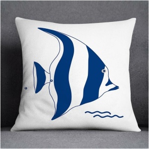 Ein quadratisches weißes Kissen mit minimalistischem maritimen Design zeigt einen blau-weiß gestreiften Kaiserfisch. Der Fisch ist im Profil nach rechts schwimmend abgebildet, mit einfachen Linien und Formen vor einem schlichten Hintergrund. Der Kissenbezüge mit maritimen Motiven liegt auf einer grauen Stoffoberfläche und zeigt sein elegantes Motiv.