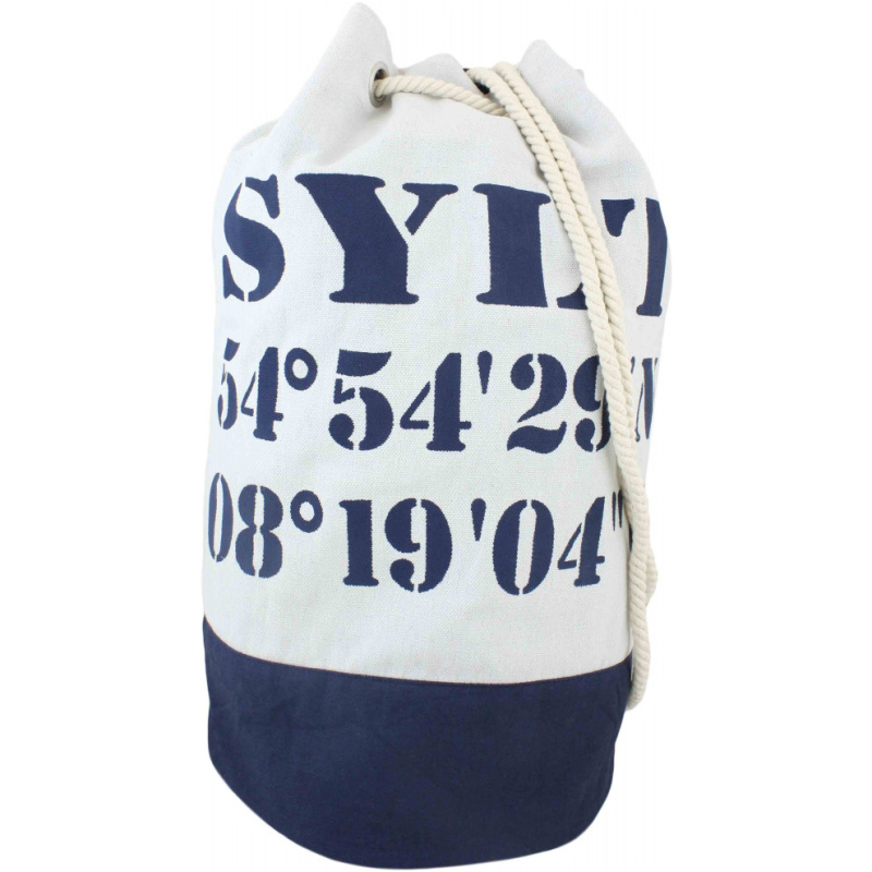 Eine XS Shopper "kleine Krabbe" Tasche Maritim Streifen mit dem Wort "SYLT" in großen marineblauen Buchstaben über den geografischen Koordinaten "54°54'29" und "08°19'04". Der untere Teil der Tasche ist ebenfalls marineblau. Eine weiße Kordel dient als Kordelzug.