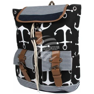 Ein Rucksack schwarz weiss Maritim ca. 40 cm x 34 cm mit nautischem Design mit weißen Ankern und Streifen. Dieser stylische Rucksack hat zwei Vordertaschen mit braunen Schnallenriemen, einen Kordelzugverschluss und eine Klappe oben mit Schnalle. Der Markenname ist „Rainbow“.