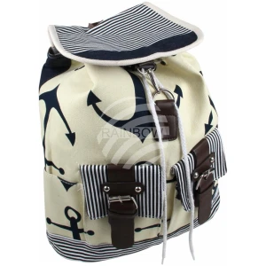 Ein Rucksack in Creme, Marineblau, Maritim, ca. 40 cm x 34 cm, mit nautischem Motiv. Die Tasche hat ein marineblaues Ankermuster auf cremefarbenem Hintergrund, marineblau-weiß gestreifte Vordertaschen sowie braune Lederriemen und Schnallen. Die obere Klappe ist teilweise geöffnet und gibt den Blick auf das marineblaue Innere frei.