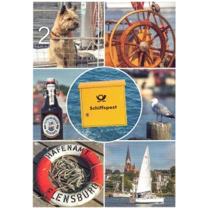 Eine Collage mit einem Segelboot, einem Hund an Bord, einem Schiffssteuerrad, einer Flasche Flensburger Pilsener, einem gelben Briefkasten mit der Aufschrift „Schiffspost“, einer Möwe und Postkarten mit Motiven aus Flensburg und Umgebung, geschmückt mit Szenen von Segelbooten vor der Küstenstadt und dem Kirchturm im Hintergrund.