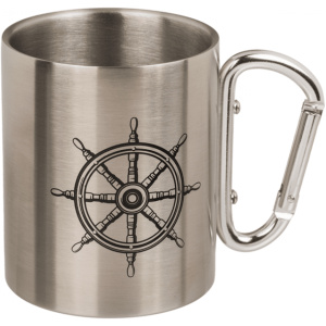 Ein Edelstahlbecher mit Karabiner – maritim und praktisch mit einem Karabinergriff, der auf einer Seite ein geätztes Steuerraddesign aufweist.