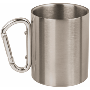 Ein Edelstahlbecher mit Karabiner - Maritim und praktisch mit Karabinergriff. Der Becher hat eine glatte, gebürstete Oberfläche und der Karabiner ist seitlich angebracht und ersetzt einen herkömmlichen Griff. Dadurch ist er für den Einsatz im Freien und beim Camping geeignet.