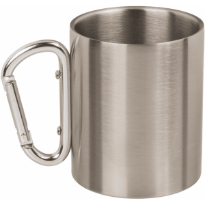 Ein Edelstahlbecher mit Karabiner - Maritim und praktisch mit Karabinergriff. Der Becher hat eine glatte, gebürstete Oberfläche und der Karabiner ist seitlich angebracht und ersetzt einen herkömmlichen Griff. Dadurch ist er für den Einsatz im Freien und beim Camping geeignet.