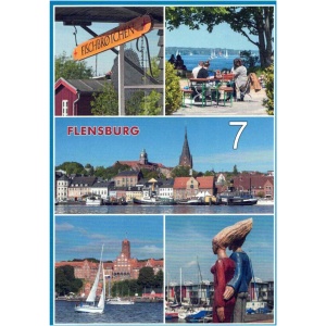 Eine Collage aus Flensburg, die an bezaubernde Postkarten mit Motiven aus Flensburg und Umgebung erinnert. Sie zeigt ein Schild für Fischbrötchen, Menschen, die in einem Straßencafé am Wasser sitzen, einen Panoramablick auf die Stadt mit ihren Gebäuden und Kirchtürmen, ein Segelboot auf dem Wasser und eine Skulptur von zwei sich umarmenden Figuren. Die Zahl 7 ist auffällig.