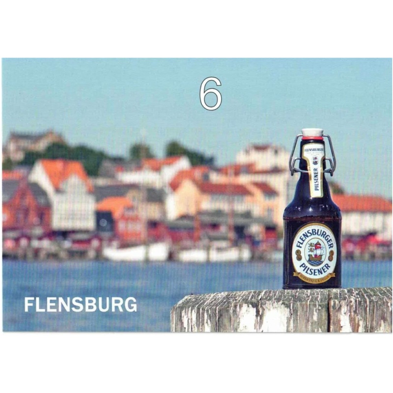 Eine Flasche Flensburger Pilsener steht auf einem Holzpfosten mit einer malerischen Kulisse aus Flensburgs farbenfrohen Gebäuden am Wasser und ähnelt einer malerischen Postkarte mit Motiven aus Flensburg und Umgebung. Oben auf dem Bild erscheint die Zahl „6“, und unten steht „FLENSBURG“.