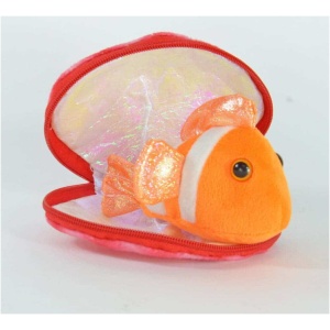 Ein Plüschtier, das einem Clownfisch ähnelt, befindet sich in einem Etui mit Reißverschluss, das eine geöffnete Muschelschale imitiert, perfekt für Liebhaber von Meerestieren aus Plüsch in der Muschel, Seepferd, Clownfisch und Schildkröte – 13 cm. Das Etui ist außen rot und innen glänzend und schillernd. Der Spielzeugfisch ist überwiegend orange mit weißen Streifen und schwarzen Augen.