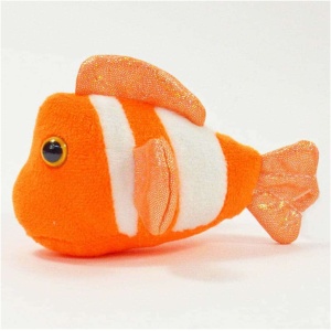 Ein Stofftier, das einem orangefarbenen Clownfisch mit weißen Streifen und glitzernden orangefarbenen Flossen ähnelt. Die Meerestiere aus Plüsch in der Muschel, Seepferdchen, Clownfisch und Schildkröte – 13 cm, Teil unserer bezaubernden Meerestiere-Kollektion, haben ein großes Auge und einen leicht gerundeten Körper vor einem schlichten weißen Hintergrund.