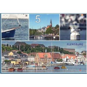 Eine Collage aus fünf Bildern, die Flensburg im Stil einer Postkarte mit Motiven aus Flensburg und Umgebung zeigen. Im Uhrzeigersinn von oben links: ein Boot namens „Awesome“ auf dem Wasser, die Zahl 5, eine Kirche mit umliegenden Gebäuden, eine Möwe auf einem Pfosten und eine farbenfrohe Uferansicht mit Booten und historischen Gebäuden.