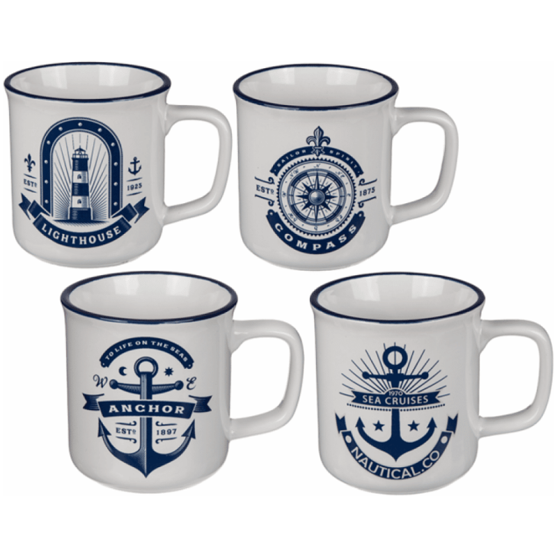 Ein Set aus vier weißen Keramikbechern in Emaille-Optik „Sea Cruises“ mit marineblauen maritimen Motiven. Jeder Becher zeigt ein einzigartiges nautisches Motiv: einen Leuchtturm, einen Kompass, einen Anker und ein Sea Cruises-Logo. Die Becher haben schlichte, elegante blaue Ränder.