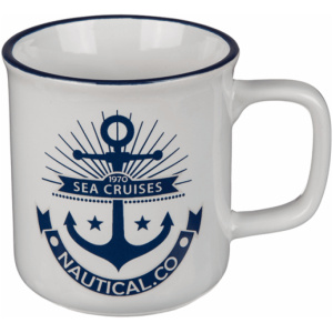 Ein weißer Keramikbecher in Emaille-Optik „Sea Cruises“ mit blauem nautischem Design mit einem Anker, den Worten „1970 SEA CRUISES“ und „NAUTICAL.CO“ am Boden. Das Design umfasst außerdem Strahlen, die vom Anker ausgehen, und eine blaue Linie um den Rand.