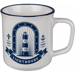 Ein weißer Keramikbecher in Emaille-Optik „Sea Cruises“ mit blauem Rand und Henkel, der die blaue Grafik eines Leuchtturms mit Lichtstrahlen zeigt. Das Design enthält den Text „Lighthouse“, „ESTD 1925“ und nautische Symbole wie einen Anker und eine Lilie.