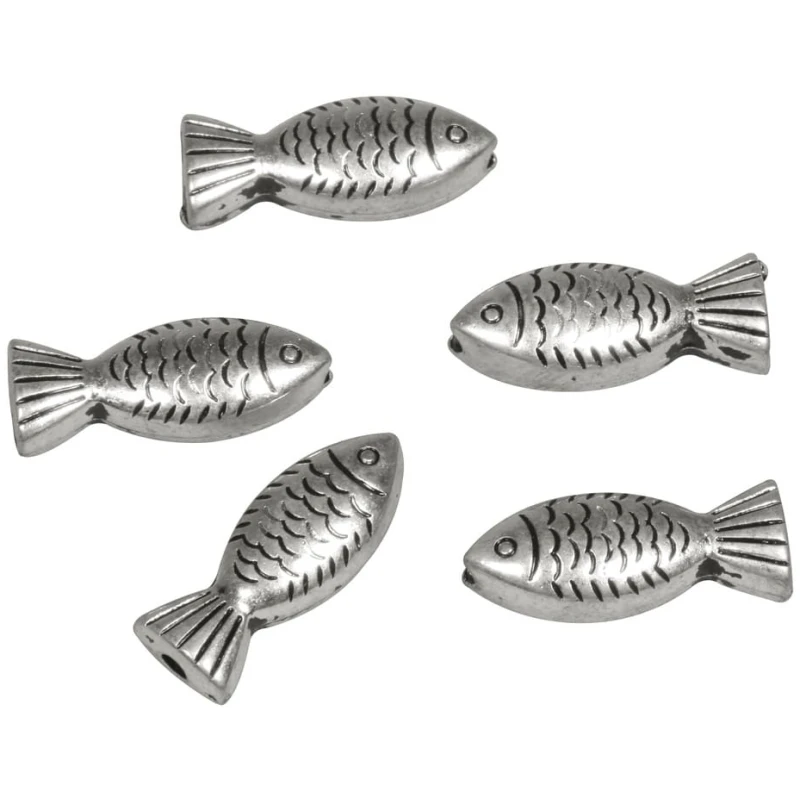 Fünf kleine, silberfarbene Metallperlen in Form von Fischen mit eingravierten Schuppen und Flossen. Die Fische sind zufällig angeordnet, einige nach links und andere nach rechts gerichtet, vor einem sauberen weißen Hintergrund, was an komplizierte Polyresin-Streuteile erinnert: Strandgut, 6 Stück Handwerkskunst.