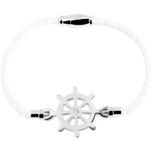 Ein weißes geflochtenes Armband mit einem silbernen Verschluss und einem silbernen Schiffsradanhänger in der Mitte mit einem kleinen Edelstein. Dieses Akzent Echtlederarmband, geflochten, mit Edelstahl, Rot im nautischen Stil ist elegant gestaltet und fein detailliert.