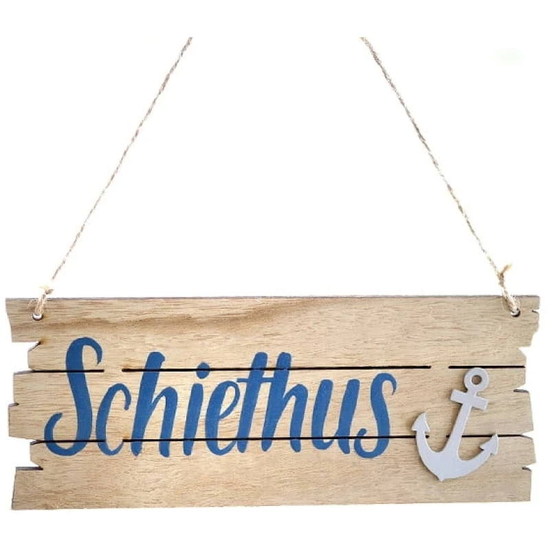 Ein Holzschild mit dem Wort „Schiethus“ in blauer Schreibschrift. Rechts neben dem Text befindet sich ein Ankersymbol, begleitet von einem hübschen Deko-Rettungsring mit Tau. Das Schild wird an zwei Schnüren aufgehängt, die an den oberen Ecken befestigt sind.