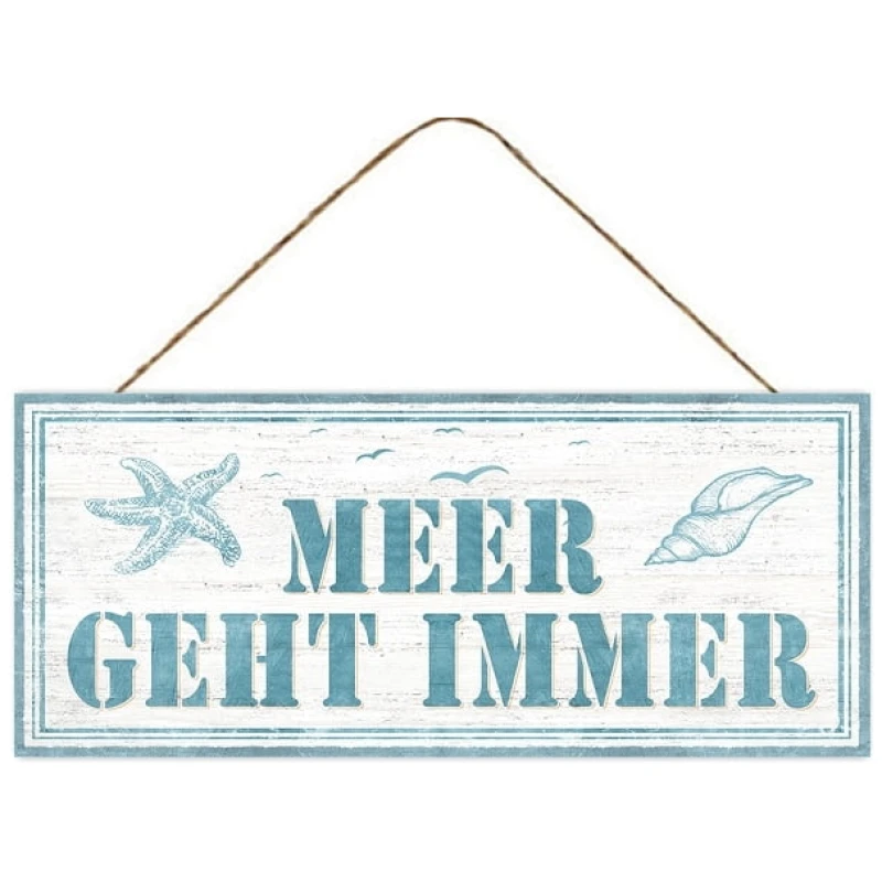 Ein rechteckiges Holzschild, das an einem Tau hängt, mit weißem Hintergrund und blauem Text, auf dem in fetter Schrift „MEER GEHT IMMER“ steht. Das Schild zeigt außerdem auf der linken Seite einen Seestern, auf der rechten Seite eine Muschel und über dem Text kleine Vogelsilhouetten, wodurch es perfekt für jeden Raum mit nautischem Thema mit Deko-Rettungsring mit Tau ist.