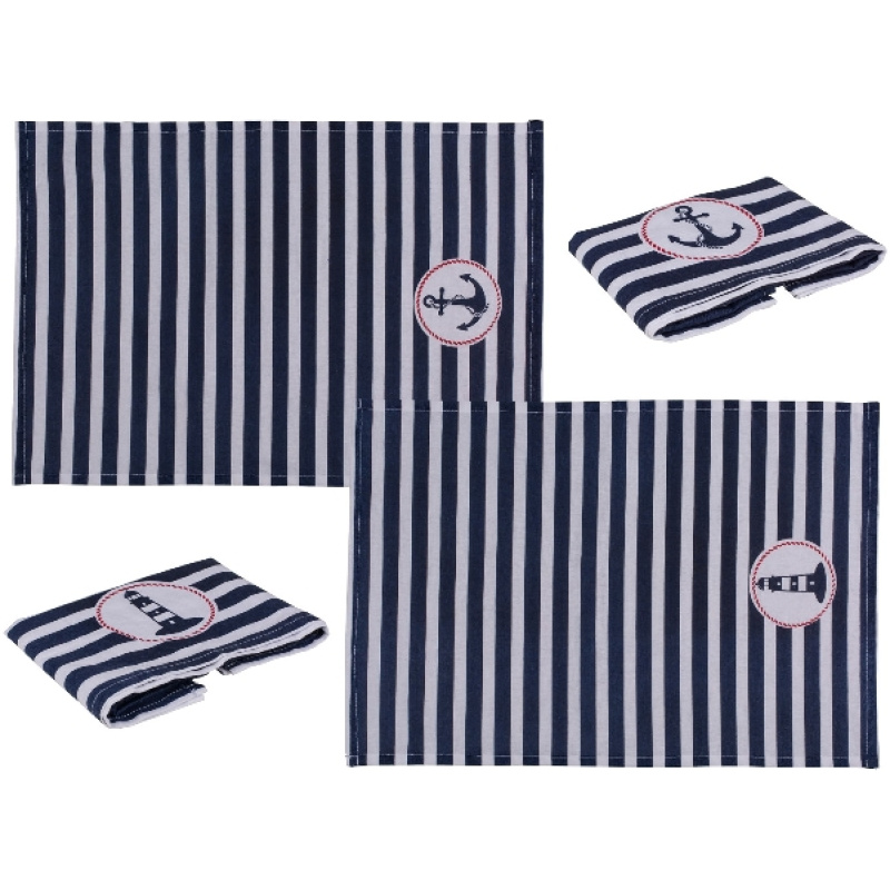 Ein Set aus vier marineblau-weiß gestreiften Tischsets, jedes mit einem runden Patch mit maritimem Motiv. Ein Patch hat ein Anker-Design, während das andere ein Leuchtturm-Design hat. Zwei Tischsets liegen flach, zwei sind im traditionellen Stil gefaltet.