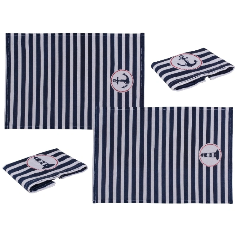 Ein Set aus vier marineblau-weiß gestreiften Tischsets, jedes mit einem runden Patch mit maritimem Motiv. Ein Patch hat ein Anker-Design, während das andere ein Leuchtturm-Design hat. Zwei Tischsets liegen flach, zwei sind im traditionellen Stil gefaltet.