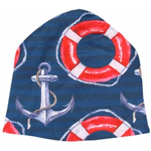 Eine blaue Strickmütze Long Beanie Slouch Mütze blau weiß Anker Wellen maritim mit einem nautisch angehauchten Muster, das rote und weiße Rettungsringe und silberne Anker zeigt. Das Design wiederholt sich über die gesamte Oberfläche der Mütze und erzeugt eine maritime Ästhetik.