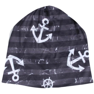 Eine schwarze Strickmütze, Long Beanie, Slouch Mütze, blau weiß Anker Wellen maritim mit horizontalen grauen Streifen mit weißen Anker- und Schiffssteuerradmustern. Die Ankerdesigns sind zufällig verteilt und unterstreichen das nautische Thema.