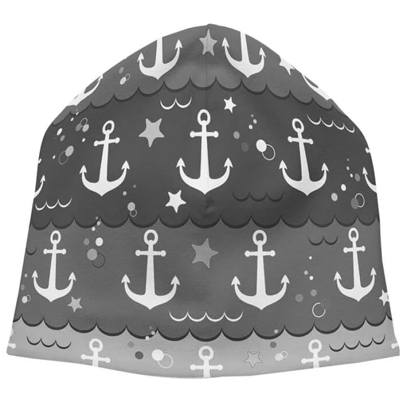 Eine weiche, graue Strickmütze Long Beanie Slouch Mütze blau weiß Anker Wellen maritim mit nautischem Motiv, mit weißen Ankern, Meereswellen, Sternen, Blasen und Punkten, die über das gesamte Design verstreut sind. Das Muster erscheint in verschiedenen Grautönen und erzeugt Tiefe und Struktur auf dem Strickstoff.