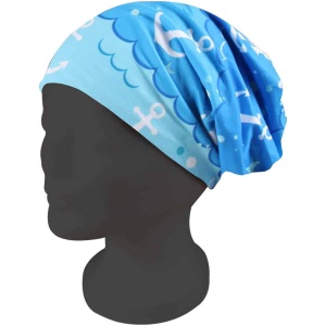 Ein Mannequinkopf trägt eine Strickmütze Long Beanie Slouch Mütze blau weiß Anker Wellen maritim mit nautischem Motiv. Das Design umfasst weiße Anker, Wellen und andere maritime Symbole. Die Beanie bedeckt den gesamten Kopf und hat eine lockere, lässige Passform.