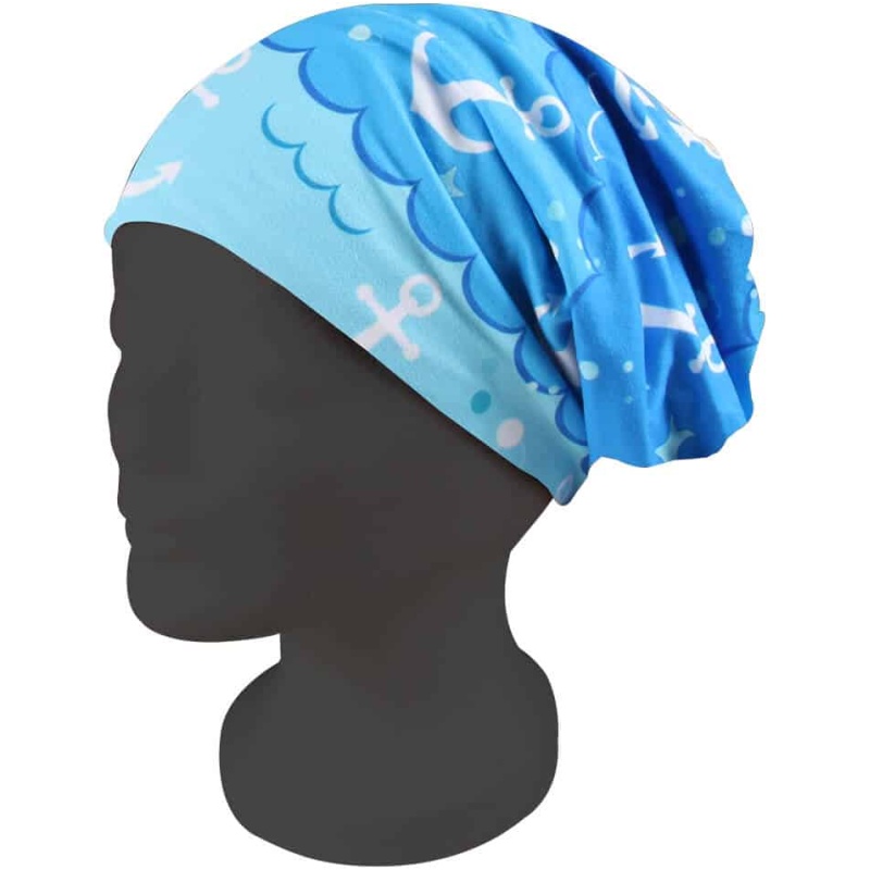 Ein Mannequinkopf trägt eine Strickmütze Long Beanie Slouch Mütze blau weiß Anker Wellen maritim mit nautischem Motiv. Das Design umfasst weiße Anker, Wellen und andere maritime Symbole. Die Beanie bedeckt den gesamten Kopf und hat eine lockere, lässige Passform.