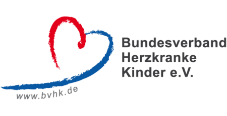 Das Logo des Bundesverbandes Herzkranke Kinder e.V. besteht aus einem herzförmigen Design mit roten und blauen Pinselstrichen sowie dem Namen der Organisation in deutscher Sprache und „www.bvhk.de“ darunter. Dieses Emblem symbolisiert ihre Mission, herzkranke Kinder durch Spenden und Bewusstseinsbildung zu unterstützen.