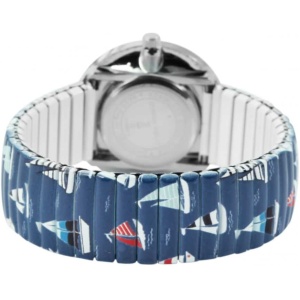 Eine Nahaufnahme einer Donna Kelly Damenuhr mit Zugarmband, maritim, blau mit einem einzigartigen Stoffarmband mit einem nautischen Design von Segelbooten auf blauem Hintergrund. Das Zifferblatt der Uhr ist schlicht und nicht klar erkennbar, während das Armband eine dehnbare, segmentierte Struktur hat.