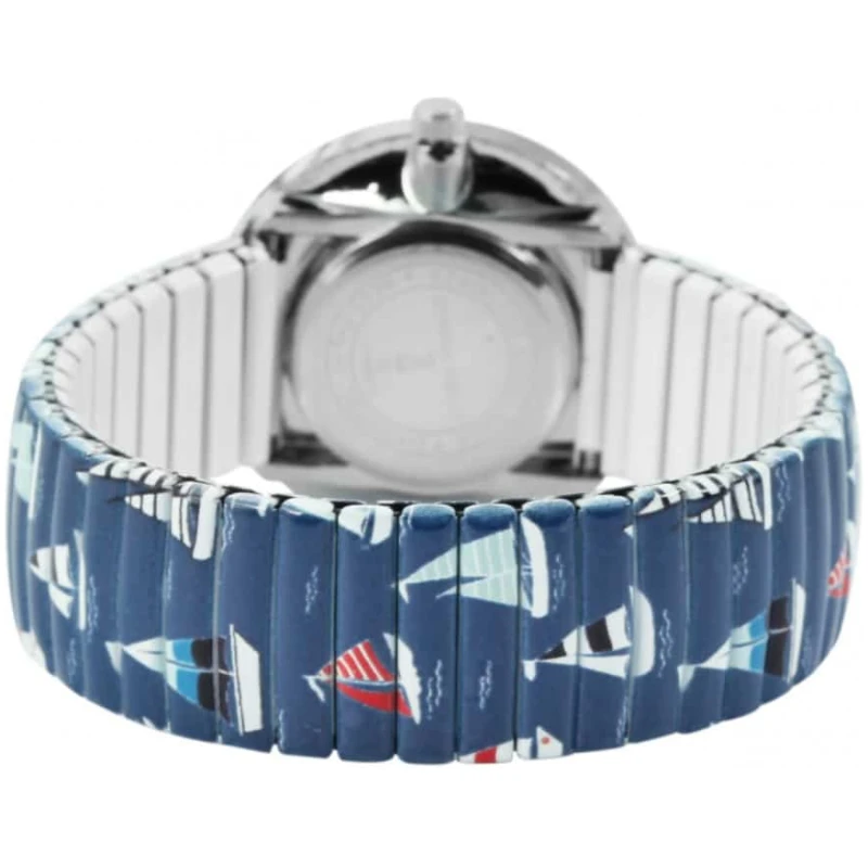 Eine Nahaufnahme einer Donna Kelly Damenuhr mit Zugarmband, maritim, blau mit einem einzigartigen Stoffarmband mit einem nautischen Design von Segelbooten auf blauem Hintergrund. Das Zifferblatt der Uhr ist schlicht und nicht klar erkennbar, während das Armband eine dehnbare, segmentierte Struktur hat.