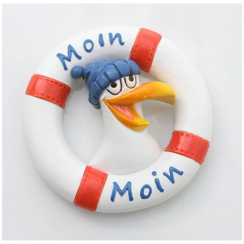 Eine Cartoon-Möwe mit blauer Mütze ist in einem weißen Rettungsring mit roten Abschnitten abgebildet, der einem Magnet-Rettungsring mit Schaf Moin Moin ca. 6 cm ähnelt. Auf dem Rettungsring steht zweimal das Wort „Moin“ in Blau geschrieben. Die Möwe mit ihrem fröhlichen Gesichtsausdruck eignet sich als entzückender Kühlschrankmagnet. Der Hintergrund ist schlicht weiß.