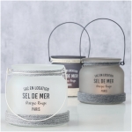 Exklusives Highline Windlicht Seldemer, Beige, Grau, Weiss Drei Laternen aus Milchglas mit Seilakzenten werden vor einem hellgrauen Hintergrund präsentiert. Die Laternen mit der Aufschrift „Sac en Location Sel de Mer Marque Rouge Paris“ und Griffen zum Tragen versprühen einen rustikalen, nautischen Charme. Perfekt als Highline Dekoaufsteller Saily oder um jeder Umgebung Flair zu verleihen.