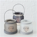 Exklusives Highline Windlicht Seldemer, Beige, Grau, Weiss Es werden drei matte Glasgefäße mit Griffen und dem Schablonentext „Sac en Location, Sel de Mer, Marque Rouge, Paris“ ausgestellt. Die Gefäße sind in den Farben Schwarz, Braun und Weiß erhältlich und jeweils mit einem dekorativen Seil am Boden geschmückt – perfekt als Tafelaufsatz.