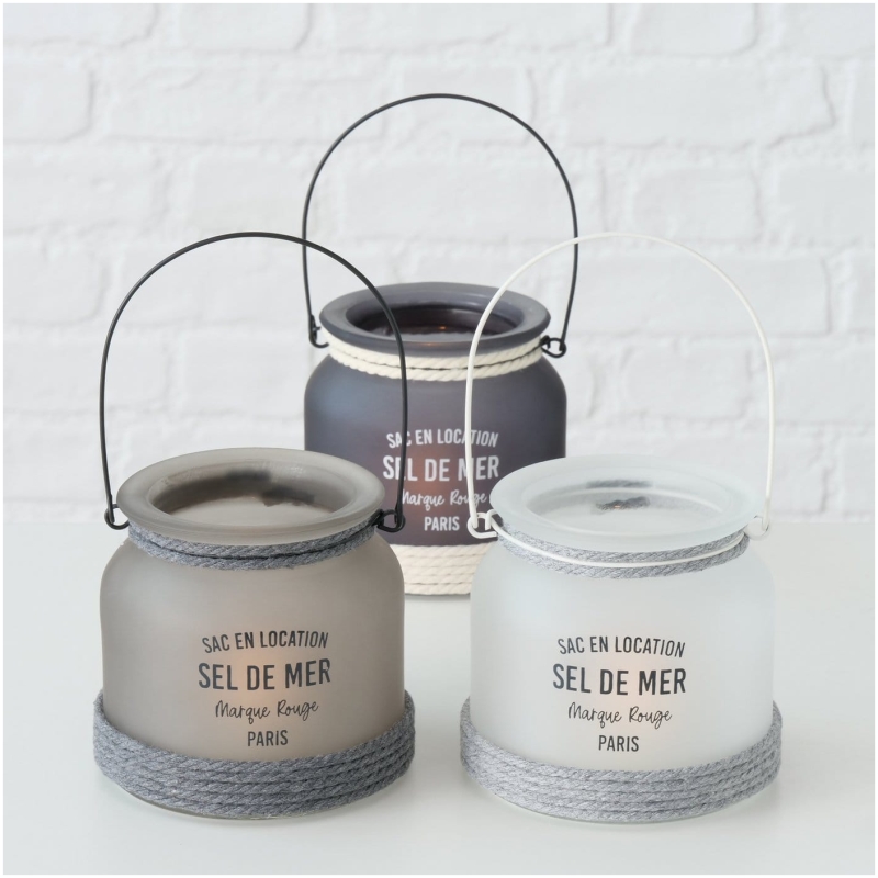 Exklusives Highline Windlicht Seldemer, Beige, Grau, Weiss Es werden drei matte Glasgefäße mit Griffen und dem Schablonentext „Sac en Location, Sel de Mer, Marque Rouge, Paris“ ausgestellt. Die Gefäße sind in den Farben Schwarz, Braun und Weiß erhältlich und jeweils mit einem dekorativen Seil am Boden geschmückt – perfekt als Tafelaufsatz.