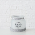 Exklusives Highline Windlicht Seldemer, Beige, Grau, Weiss Ein Milchglasgefäß mit einem grauen Seil um den Boden. Es hat einen weißen Griff und einen schwarzen Text mit der Aufschrift „Sac en Location Sel de Mer, Marque Rouge, Paris“. Der Highline Dekoaufsteller Saily steht vor einem weißen Backsteinmauerhintergrund.