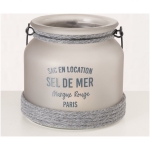 Exklusives Highline Windlicht Seldemer, Beige, Grau, Weiss Ein Highline Dekoaufsteller Saily mit einem Metallgriff, der an der Unterseite und Oberseite mit grauer Schnur umwickelt ist. Der Highline Dekoaufsteller Saily trägt den französischen Text „SAC EN LOCATION, SEL DE MER, Marque Rouge, PARIS“. Dieser Highline Dekoaufsteller Saily steht auf einer schlichten weißen Oberfläche.