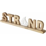 Holzbuchstaben ergeben das Wort „STRAND“ mit einem weißen Segelbootsymbol anstelle des Buchstabens „A“. Die Buchstaben und das Boot sind auf einem Holzsockel montiert, was diesem Highline Dekoaufsteller Saily eine rustikale Küstenästhetik verleiht.