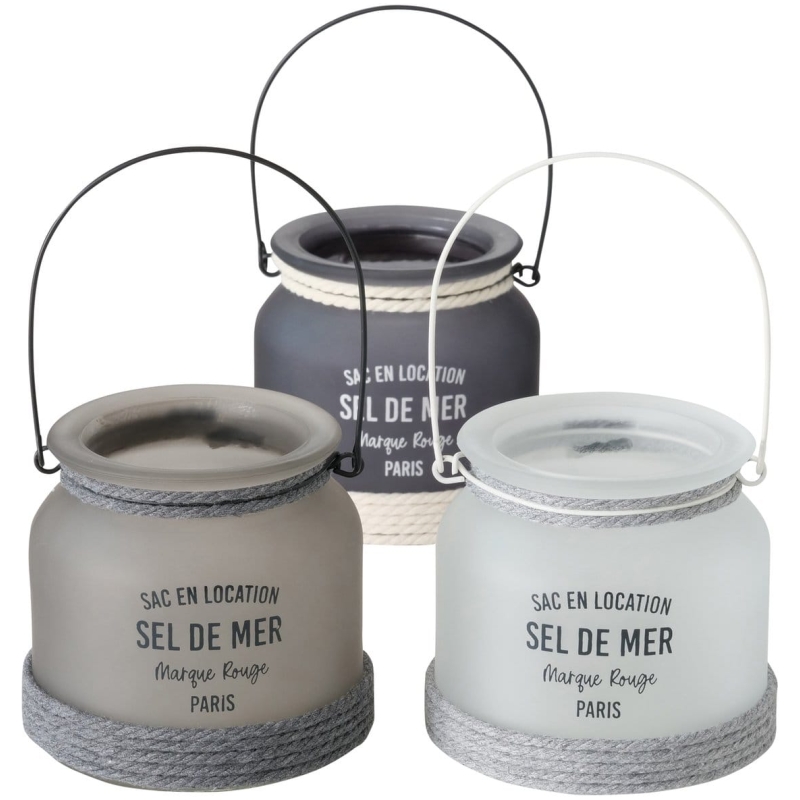 Drei Glasgefäße mit Griffen sind in einer Reihe angeordnet und bilden einen perfekten Highline Dekoaufsteller Saily. Die Gefäße mit der Aufschrift „SAC EN LOCATION SEL DE MER Marque Rouge PARIS“ sind in drei Farben erhältlich: Hellgrau rechts, Dunkelgrau in der Mitte und mattiertes Hellgrau links. Jedes hat ein Seildetail in der Nähe der Basis. Drei Glasgefäße mit Griffen sind in einer Reihe angeordnet und bilden einen perfekten Highline Dekoaufsteller Saily. Die Gefäße mit der Aufschrift „SAC EN LOCATION SEL DE MER Marque Rouge PARIS“ sind in drei Farben erhältlich: Hellgrau rechts, Dunkelgrau in der Mitte und mattiertes Hellgrau links. Jedes hat ein Seildetail in der Nähe der Basis.