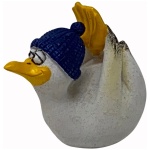 Eine kleine Keramikfigur einer Ente mit weißem Körper und gelbem Schnabel. Die Poly Yoga Möwe mit Mütze erinnert an eine fröhliche Möwe, trägt eine blaue Beanie-Mütze und hat die Flügel leicht gestreckt. Mit einem übertriebenen Ausdruck, der ihr ein verspieltes Aussehen verleiht, hebt sie sich vom schlichten weißen Hintergrund ab.