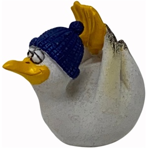 Eine kleine Keramikfigur einer Ente mit weißem Körper und gelbem Schnabel. Die Poly Yoga Möwe mit Mütze erinnert an eine fröhliche Möwe, trägt eine blaue Beanie-Mütze und hat die Flügel leicht gestreckt. Mit einem übertriebenen Ausdruck, der ihr ein verspieltes Aussehen verleiht, hebt sie sich vom schlichten weißen Hintergrund ab.