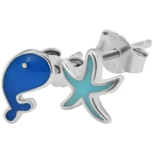 Nahaufnahme von 925/- Echt Silber Kinder-Ohrstecker, Delfin und Seestern, 925/rhodiniert, ein Paar Ohrstecker, einer mit einem blauen Wal-Design und der andere mit einem hellblauen Seestern-Design. Beide Ohrringe haben einen silbernen Umriss und Metallrückseiten. Der Wal hat ein glänzendes, glattes Aussehen.