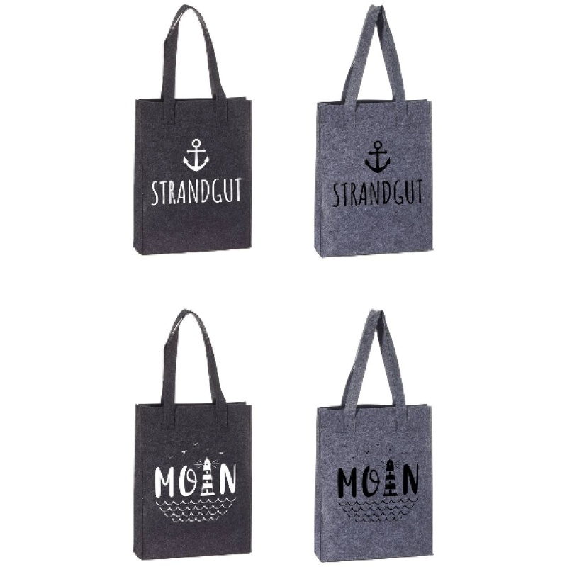 Es werden vier Stofftragetaschen gezeigt, jede mit Text und nautischen Grafiken. Auf den oberen beiden Filztaschen mit Druck 30x40x18cm steht „STRANDGUT“ mit einer Ankerillustration. Auf den unteren beiden Taschen steht „MOIN“, eine davon mit einer Leuchtturm- und Möwengrafik. Die Taschen variieren in Grautönen.